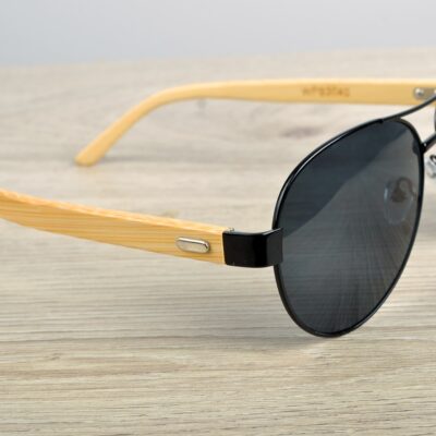 Слънчеви очила Aviator с бамбукови дръжки.