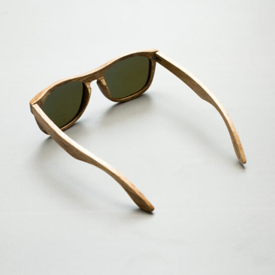 Очила с дървена рамка