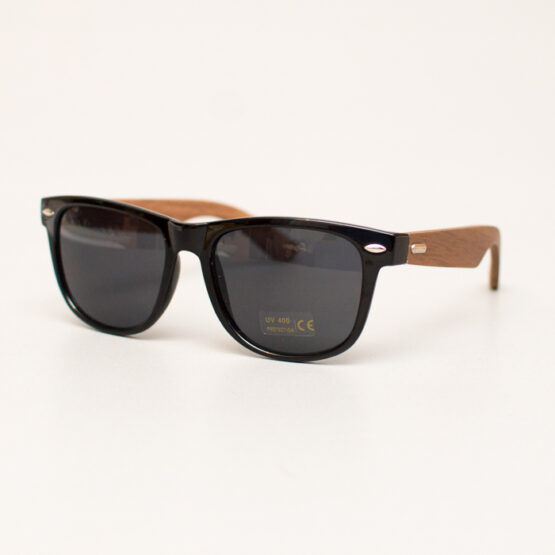Черни слънчеви очила с дървени дръжки