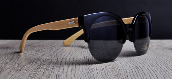 Черни очила с дървени дръжки