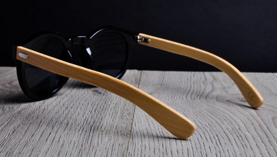 Черни очила с бамбукови дръжки