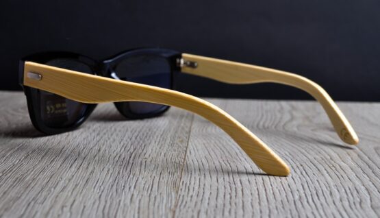 Очила с дървени дръжки